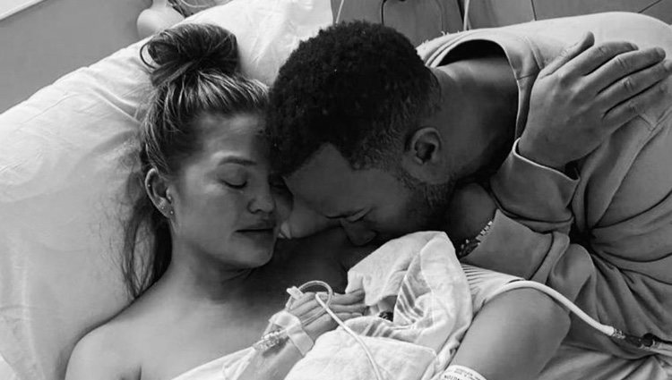 Chrissy Teigen y John Legend despidiendo a su bebé Jack / Instagram