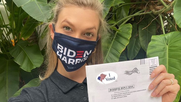 Karlie Kloss con la mascarilla de la campaña de Joe Biden | Foto: Instagram