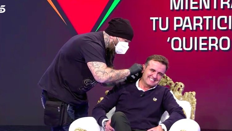Montero haciéndose el pendiente en la oreja / Telecinco.es