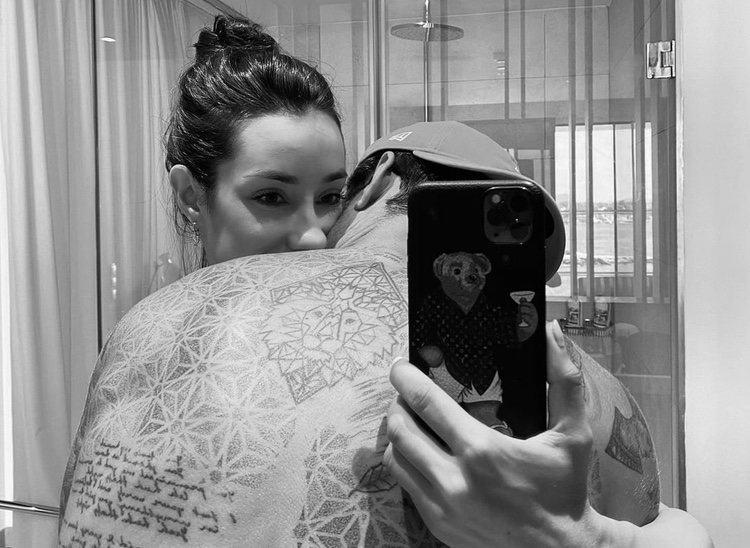 Adara y Rodri en un selfie frente al espejo / Instagram
