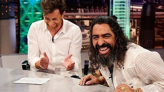 Pablo Motos y El Cigala partiéndose de risa en 'El Hormiguero'/ Foto: Antena 3