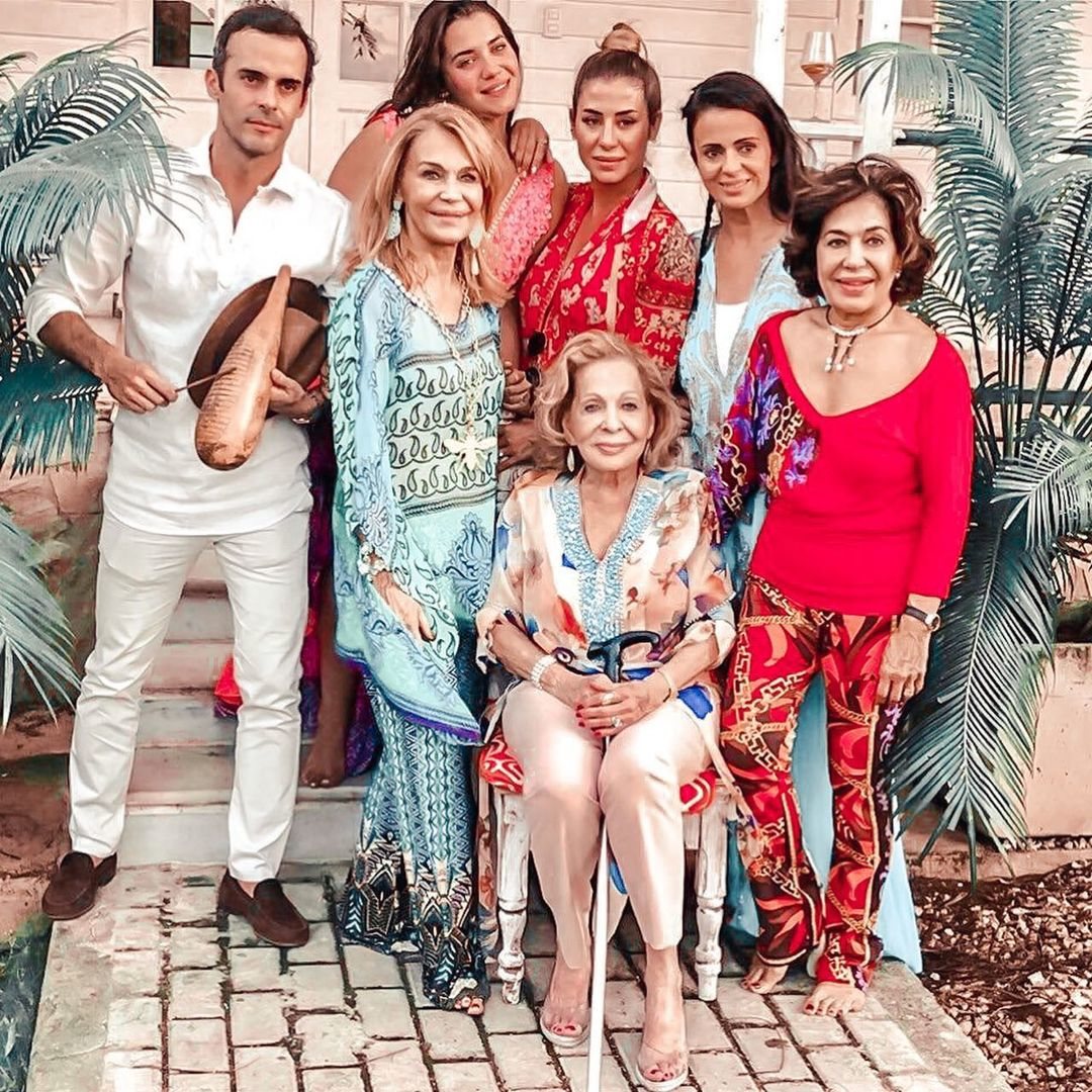 Elena Tablada con su abuela y parte de la familia/ Foto: Instagram