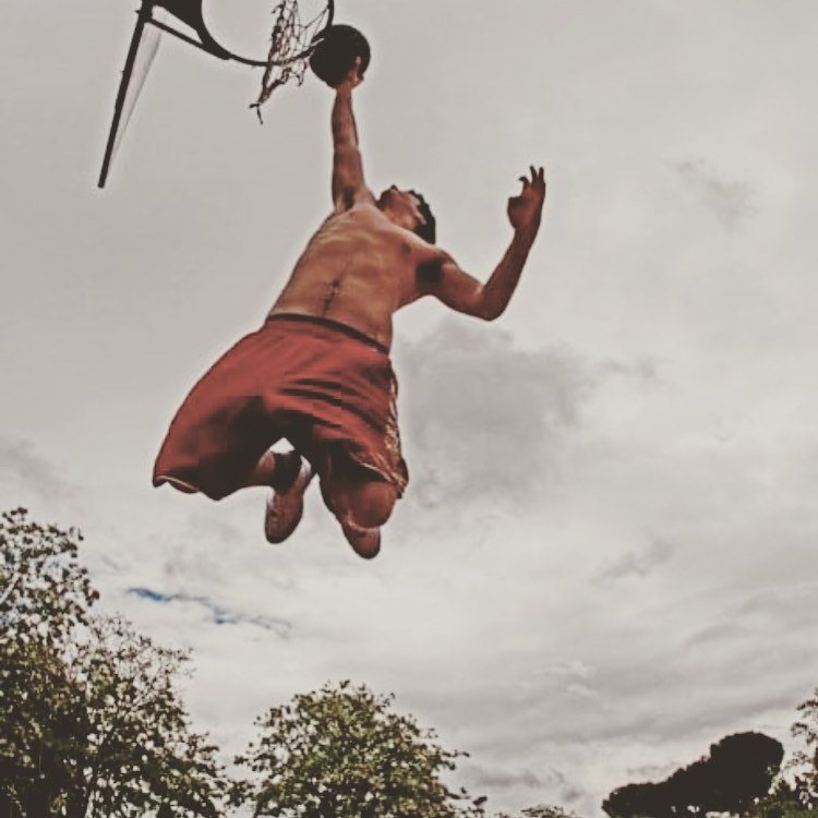 La bonita fotografía de Álex jugando al baloncesto | Instagram
