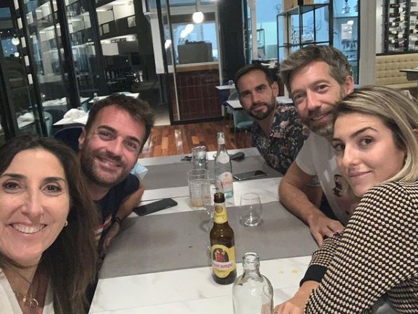 Paz Padilla y su hija con algunos amigos durante su viaje/ Foto: Instagram