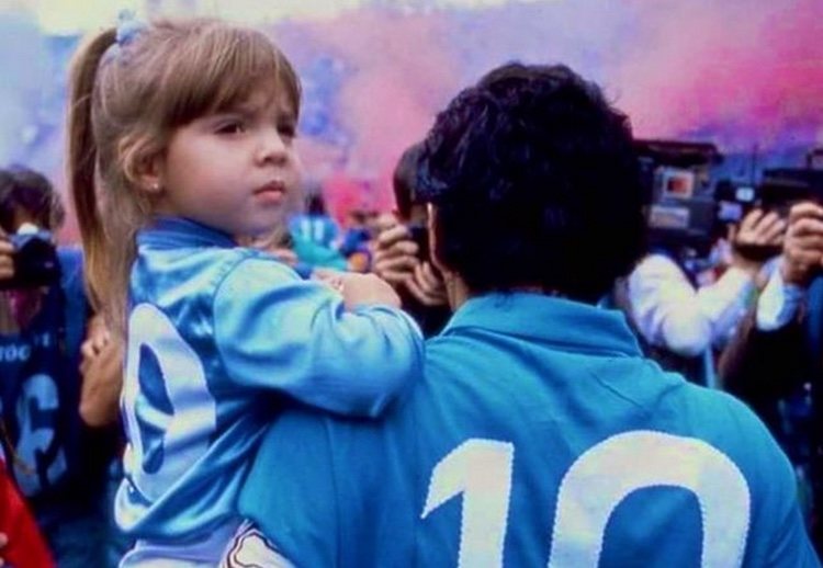 Maradona con su hija Dalma en brazos / Instagram