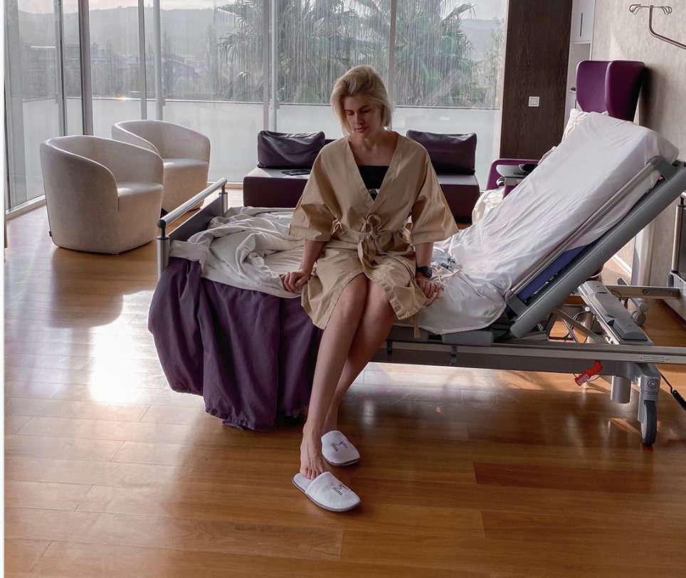 Adriana Abenia en el hospital tras haber sido intervenida/ Foto: Instagram