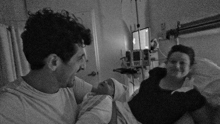 Katie Lowes y Adam Shapiro presentando a su hija Vera / Instagram