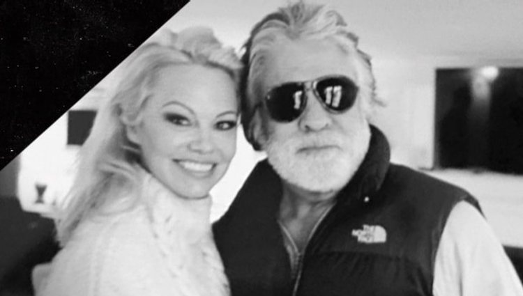 Pamela Anderson compartió esta fotografía en su perfil de Instagram bajo el título: 'Pareja feliz' | Fuente: Instagram