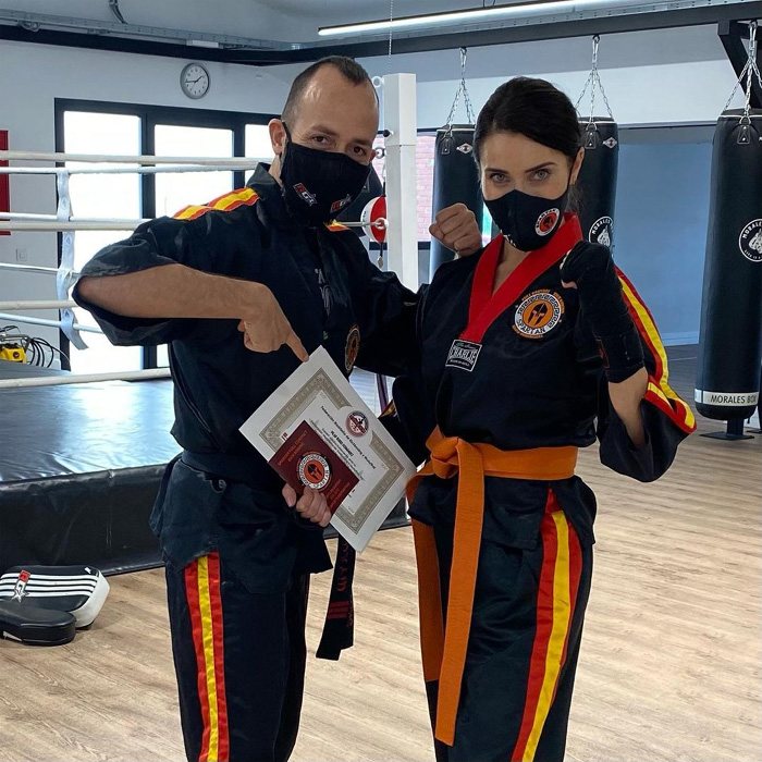 Pilar Rubio con su acreditación de cinturón naranja de Kick Boxing/ Foto: Instagram