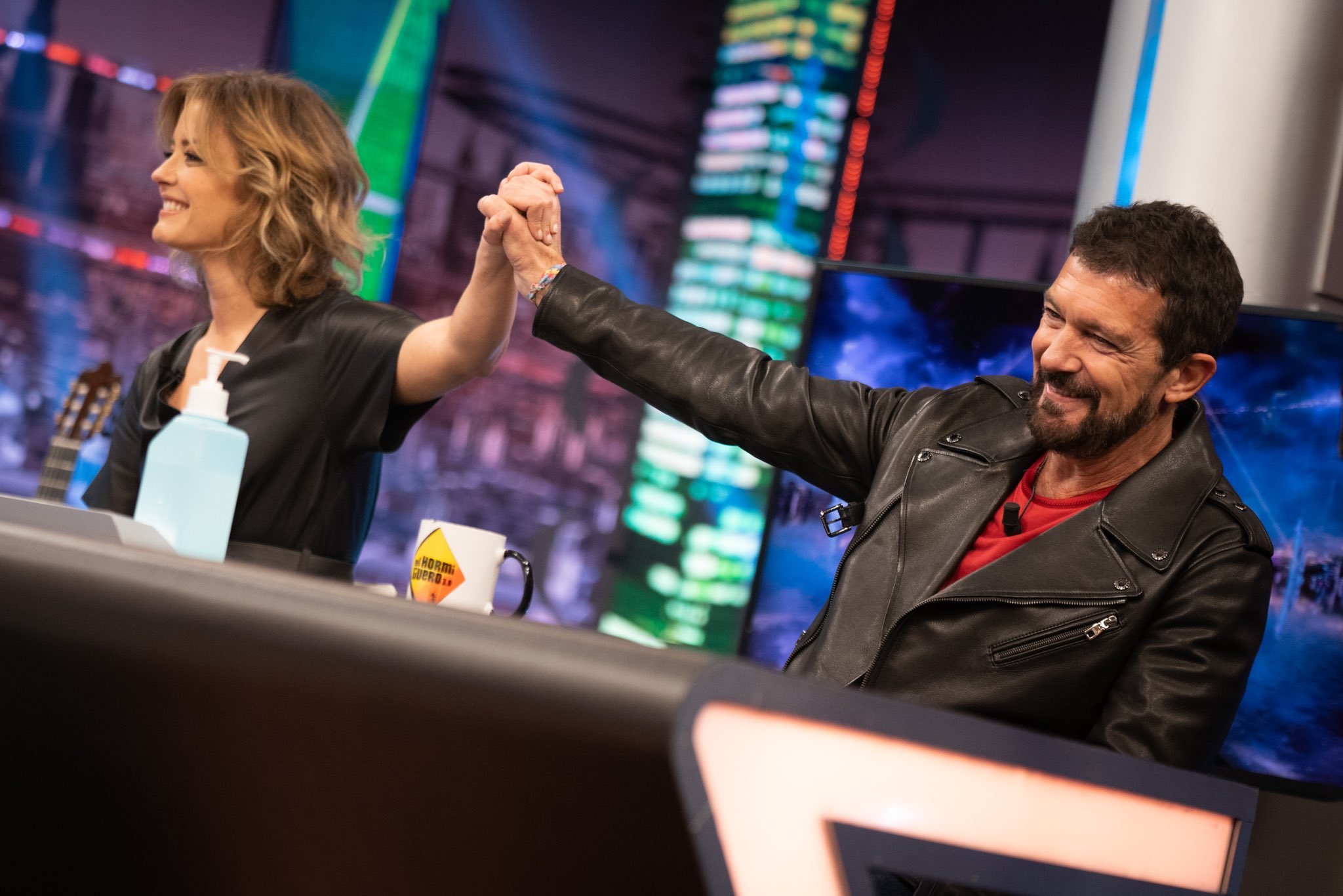 María Casado chocando las cinco con Antonio Banderas en 'El Hormiguero'/ Foto: Antena 3