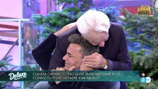 Andrés Caparrós abrazando a su hijo Alonso en 'Sábado Deluxe'/ Foto: telecinco.es