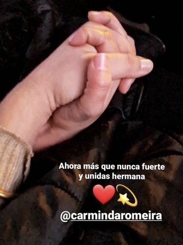 Las manos de Amor Romeira y su hermana Carminda. /Foto:Instagram Amor Romeira