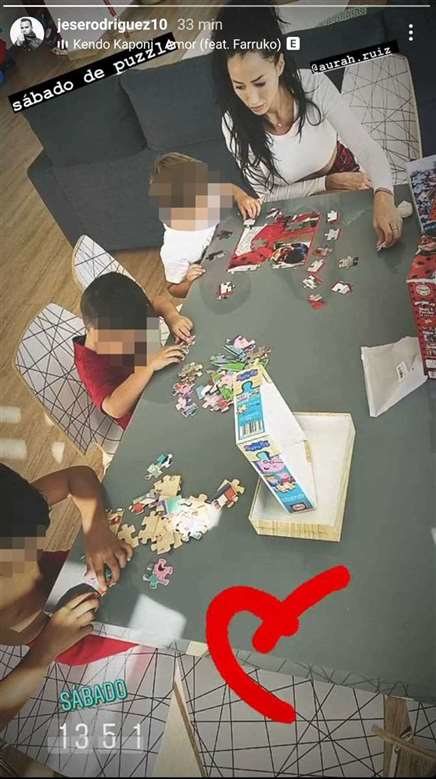 Jesé Rodriguez haciendo puzzles con Aurah Ruiz y sus hijos/ Foto: Instagram