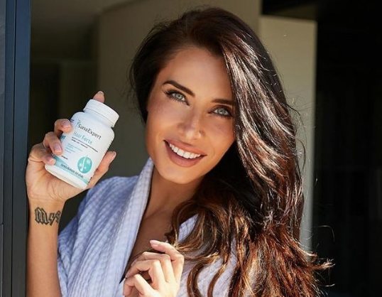 Pilar Rubio recomendando unas píldoras para la caída del cabello/ Foto: Instagram