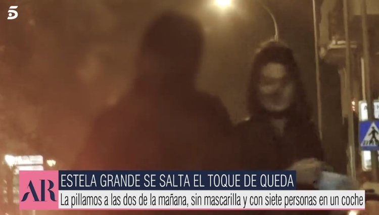 Estela Grande saliendo del coche sin mascarilla | Foto: telecinco.es