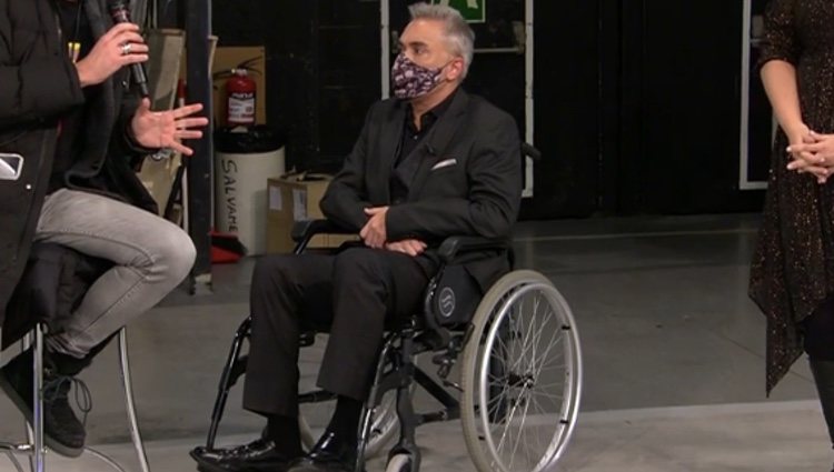Kiko Hernández con la mascarilla y en silla de ruedas | Foto: telecinco.es
