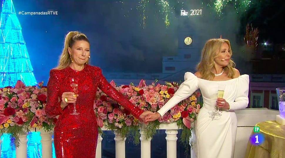Ambas presentadoras no pudieron evitar la emoción en los primeros segundos del 2021 | Foto: TVE