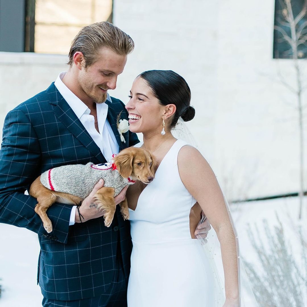 Alexander Ludwig y Lauren Dear con su mascota el día de su boda/ Foto: Instagram