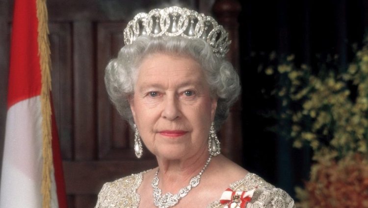 Isabel II posa en un retrato oficial llevando la Tiara Vladimir | Pinterest
