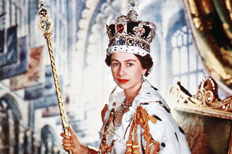 Isabel II con la Corona Imperial del Estado el día de su coronación | Instagram