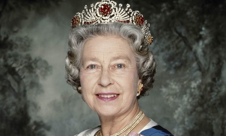 Retrato oficial de la Reina Isabel con la tiara de rubíes birmanos | Pinterest
