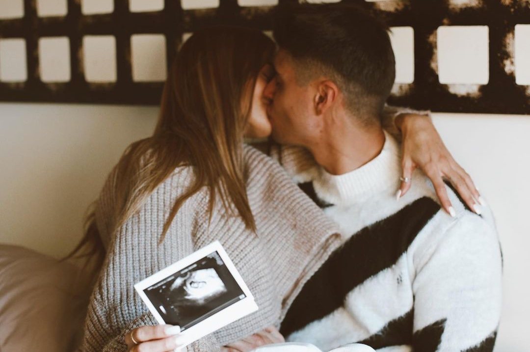 Javier Tudela y su novia confirmando que van a ser padres/ Foto: Instagram