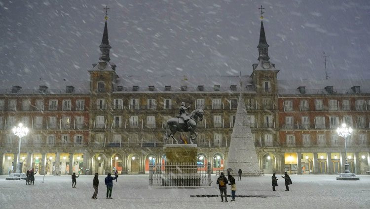 La Plaza Mayor cubierta de nieve
