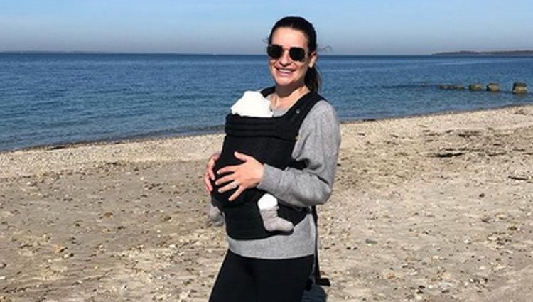 Lea Michele paseando con su bebé Ever Leo / Instagram