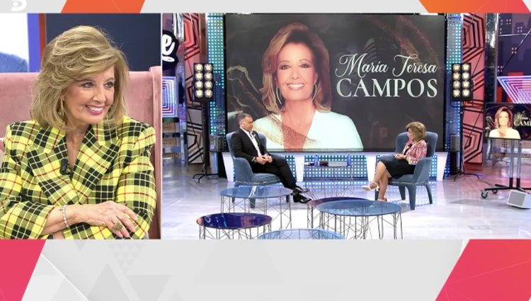María Teresa Campos atiende al vídeo de su entrevista | Foto: telecinco.es