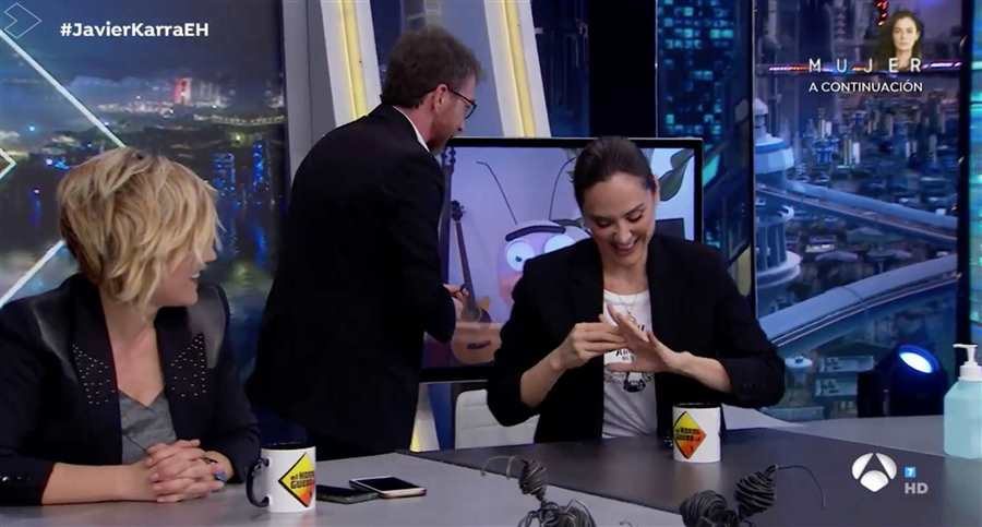 Pablo Motos dando su anillo a Tamara Falcó/ Foto: Antena 3