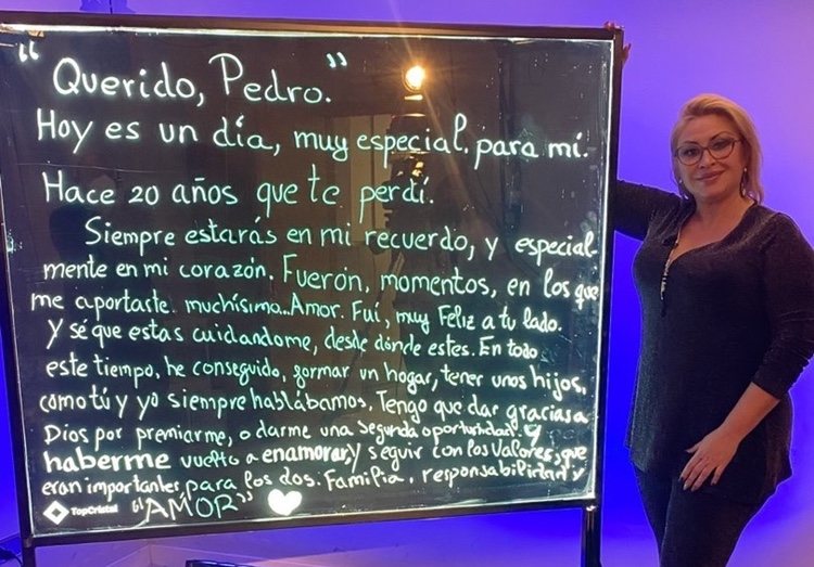 Raquel Mosquera con la carta que ha escrito a Pedro Carrasco / Instagram