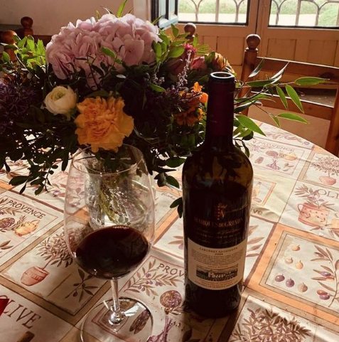 La copa de vino que Tamara Falcó se ha tomado en recuerdo de su padre/ Foto: Instagram