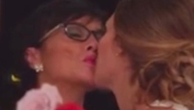 Irene Rosales y su madre se besan con cariño | Instagram