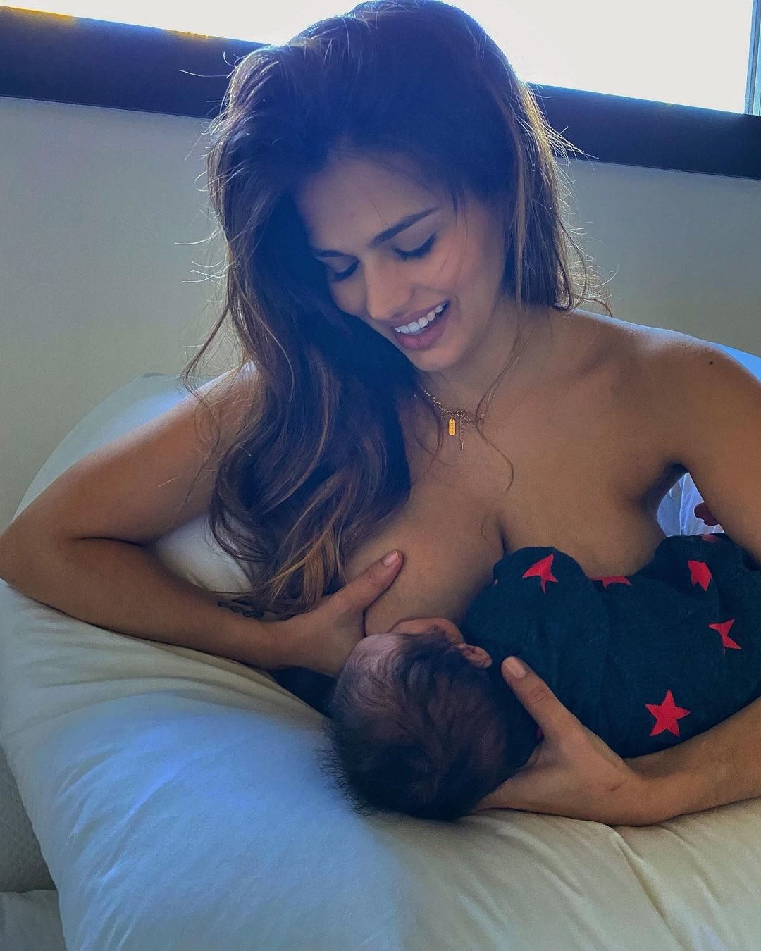 Sara Sálamo dando el pecho a su segundo hijo/ Foto: Instagram