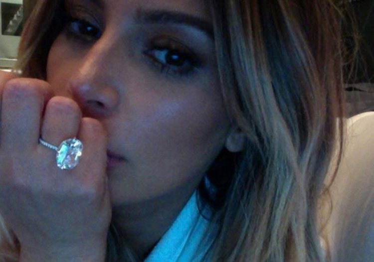 Kim Kardashian con el anillo de compromiso que fue objetivo del robo de París | Foto: Instagram