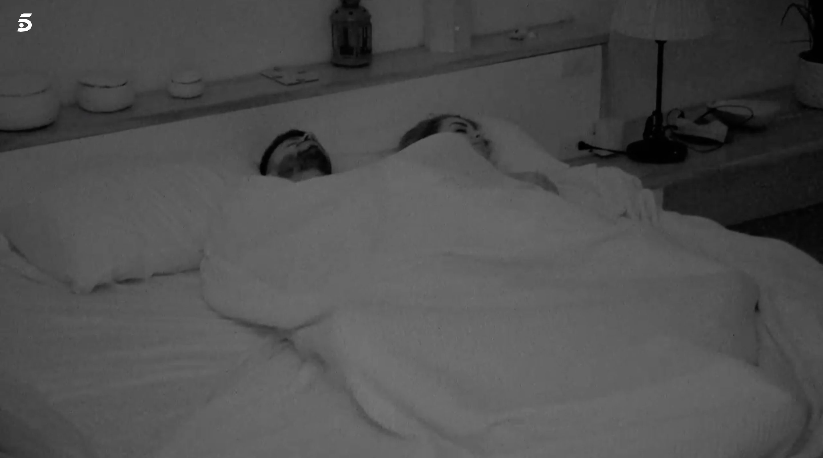 Marina e Isaac han intentado pasar su primera noche juntos, pero no ha salido bien | Foto: Telecinco.es