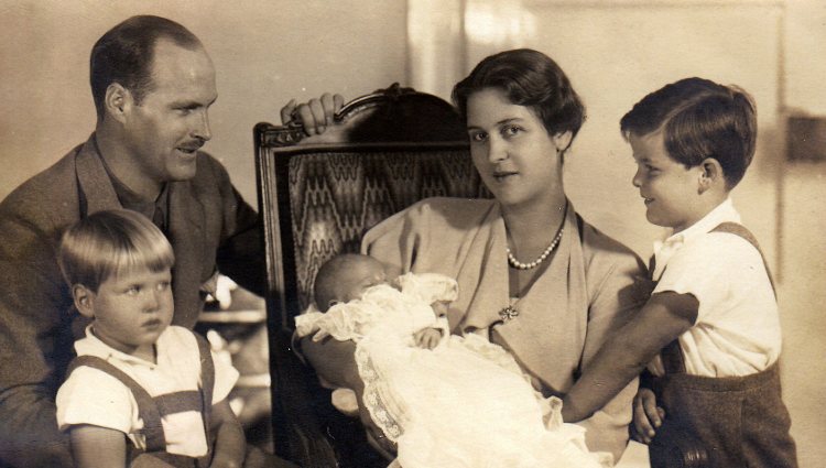 La Princesa Cecilia y el Gran Duque Jorge Donato de Hesse con sus hijos | Flickr