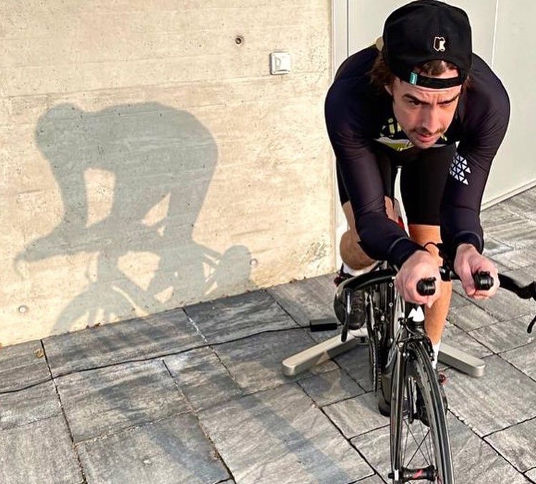 Fernando Alonso vuelve a subirse a la bicicleta / Instagram
