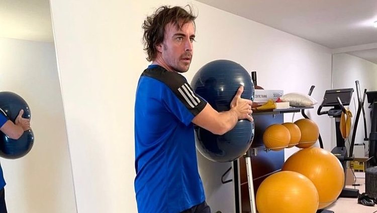 Fernando Alonso entrenando 10 días después de su accidente / Instagram