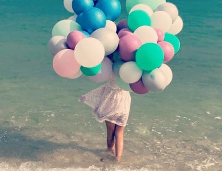 La Princesa Leonor paseando por la playa con sus globos de colores / Facebook