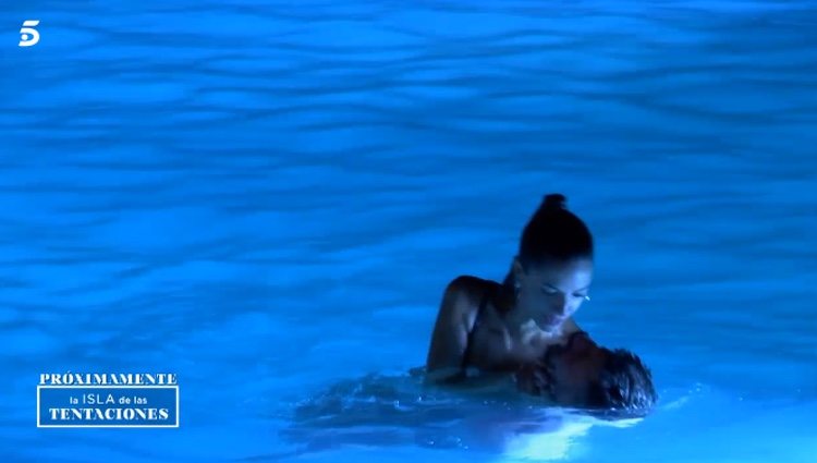 Isaac y Lucía en la piscina tonteando / Telecinco.es
