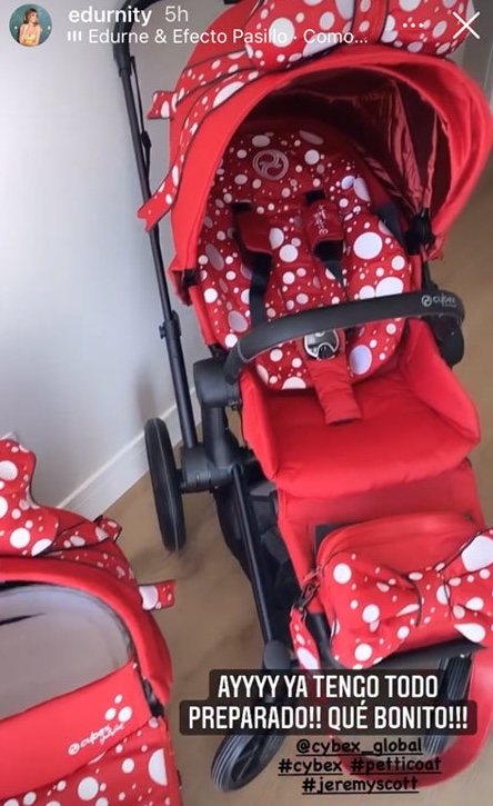 Edurne enseña el carrito y los accesorios para su bebé/ Foto: Instagram