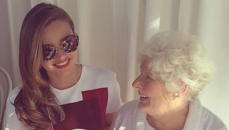 Miranda Kerr y su abuela | Instagram