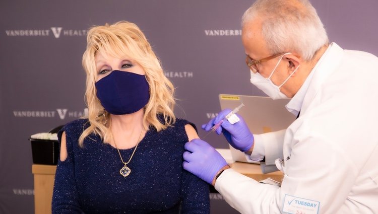 Dolly Parton recibe la vacuna contra el Coronavirus. /Foto: Twitter @DollyParton
