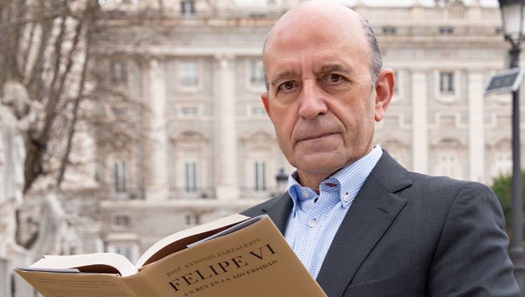 José Antonio Zarzalejos con su libro  'Felipe VI. Un Rey en la adversidad'