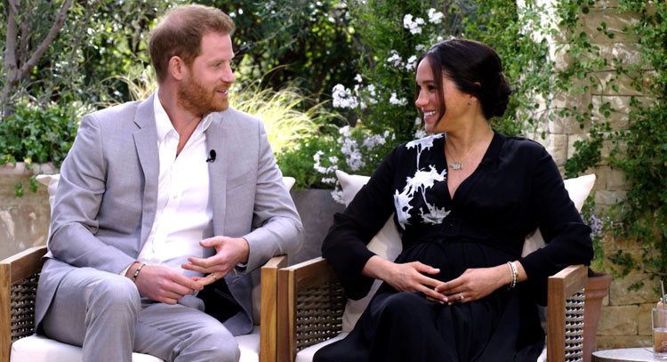 El Príncipe Harry y Meghan Markle se miran durante su entrevista