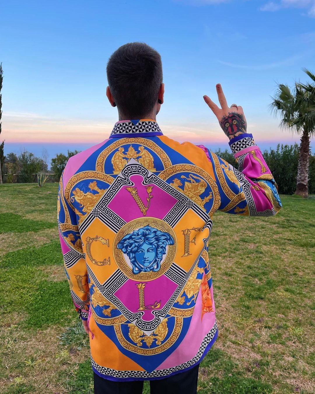 Fedez posando con la camisa con las iniciales de su familia | Foto: Instagram