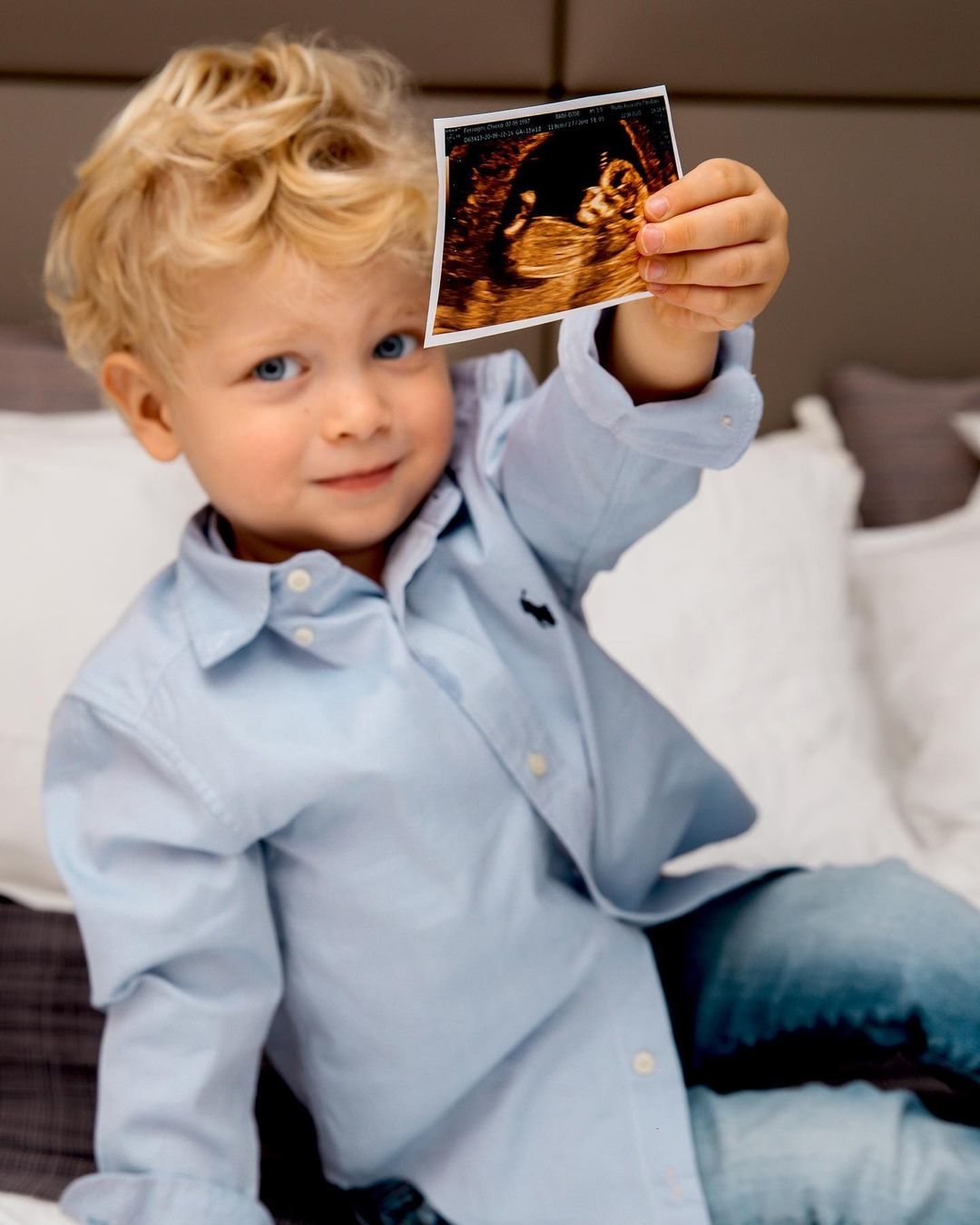 Leo con una ecografía de su hermana anunciando el segundo embarazo de Chiara Ferragni | Foto: Instagram
