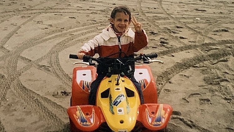 Miguel Herrán montando en quad cuando era pequeño / Instagram