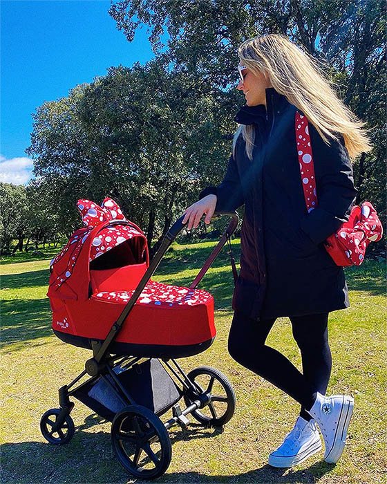 Edurne dando un paseo con su hija/ Foto: Instagram